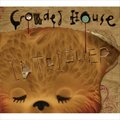 Crowded Houseר Intriguer