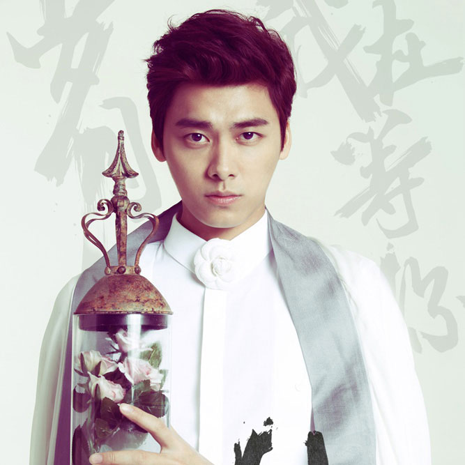 姓名:李易峰 Li Yifeng 原名:李贺 绰号:小草,校草,峰峰 年龄:21(2008年) 生日:1987年5月4日 身高:181cm(正在长高中) 体重:60公斤 星座:金牛 职业:学生&歌手 兴趣:唱歌 篮球 好男儿宣言:相信自己,坚持信念! 粉丝名称:蜜蜂(简称:MF) 血型:AB型 喜欢的颜色:蓝色 喜欢的季节:春 秋 喜欢喝的饮料:矿泉水和牛奶 兴趣:唱歌 打篮球 踢足球 现就读大学:四川师范大学影视表演学院播音与主持系 曾就读的学校:学道街中学 列五高中 代言:成都美食节&QQ三国网络游戏